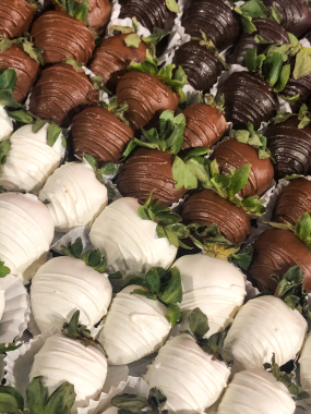 Berries by Quicha’s chocolate strawberry platter.